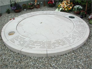 Gemeinschaftsgrab Friedhof Wolhusen, 2001

Kalkstein, Durchmesser 400cm, mit Bildhauer Diego Renggli